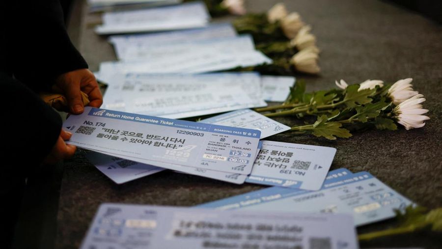 Para anggota keluarga yang berduka bereaksi selama upacara peringatan satu tahun kecelakaan pesawat Jeju Air yang menewaskan 179 orang, di Bandara Internasional Muan di Muan, Korea Selatan, 29 Desember 2025. (REUTERS/Kim Soo-hyeon)