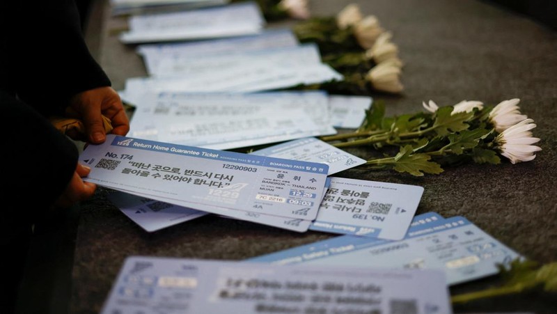 Para anggota keluarga yang berduka bereaksi selama upacara peringatan satu tahun kecelakaan pesawat Jeju Air yang menewaskan 179 orang, di Bandara Internasional Muan di Muan, Korea Selatan, 29 Desember 2025. (REUTERS/Kim Soo-hyeon)