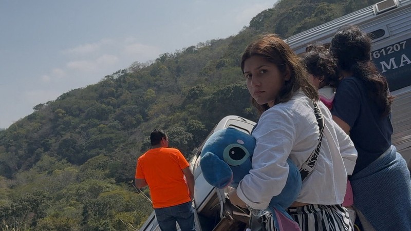Otoritas Meksiko melaporkan sedikitnya 13 orang tewas dan 98 lainnya luka-luka setelah Kereta Antar Samudra yang membawa sekitar 250 orang tergelincir di negara bagian Oaxaca, Meksiko selatan, pada Minggu (28/12/2025). (Tangkapan Layar Video Reuters/)