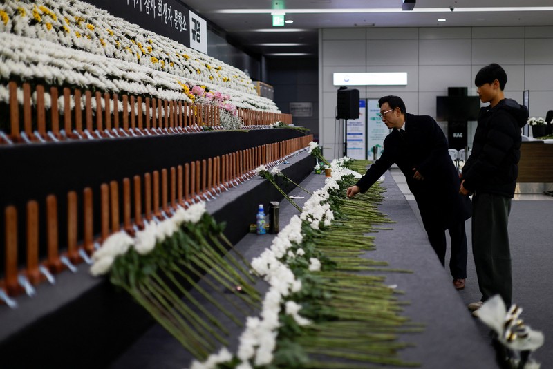 Para anggota keluarga yang berduka bereaksi selama upacara peringatan satu tahun kecelakaan pesawat Jeju Air yang menewaskan 179 orang, di Bandara Internasional Muan di Muan, Korea Selatan, 29 Desember 2025. (REUTERS/Kim Soo-hyeon)
