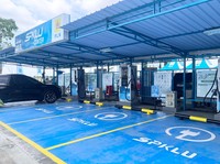 Tampak SPKLU Center Rest Area 319B Pemalang yang dilengkapi 13 konektor pengisian daya kendaraan listrik roda empat, terdiri dari 6 unit SPKLU DC Ultra Fast Charging dan 1 unit SPKLU AC Medium Charging. (Dok PLN)