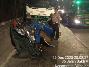 Ngerinya Bajaj Penyek Terimpit Trailer Vs Trailer di Marunda