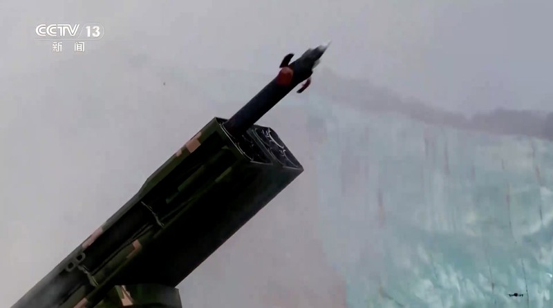 Peralatan militer pasukan darat ikut serta dalam latihan tembak langsung jarak jauh yang menargetkan perairan di selatan Taiwan, dari lokasi yang tidak diungkapkan dalam cuplikan video yang dirilis oleh Komando Teater Timur Tentara Pembebasan Rakyat Tiongkok (PLA) pada 30 Desember 2025. (Eastern Theatre Command/Handout via REUTERS)