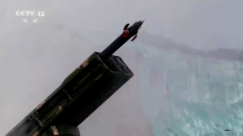 Peralatan militer pasukan darat ikut serta dalam latihan tembak langsung jarak jauh yang menargetkan perairan di selatan Taiwan, dari lokasi yang tidak diungkapkan dalam cuplikan video yang dirilis oleh Komando Teater Timur Tentara Pembebasan Rakyat Tiongkok (PLA) pada 30 Desember 2025. (Eastern Theatre Command/Handout via REUTERS)