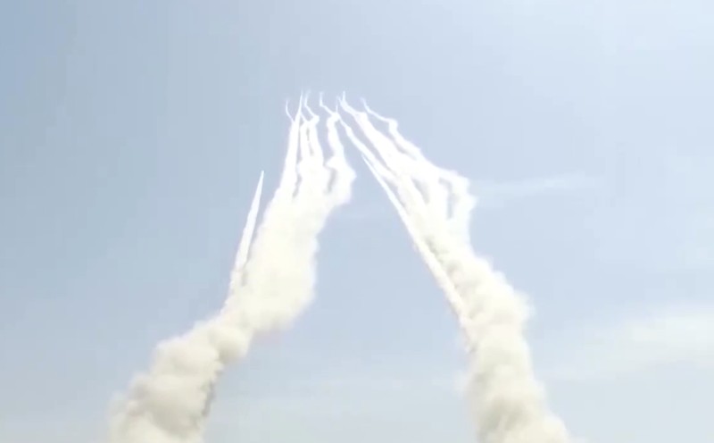 Peralatan militer pasukan darat ikut serta dalam latihan tembak langsung jarak jauh yang menargetkan perairan di selatan Taiwan, dari lokasi yang tidak diungkapkan dalam cuplikan video yang dirilis oleh Komando Teater Timur Tentara Pembebasan Rakyat Tiongkok (PLA) pada 30 Desember 2025. (Eastern Theatre Command/Handout via REUTERS)