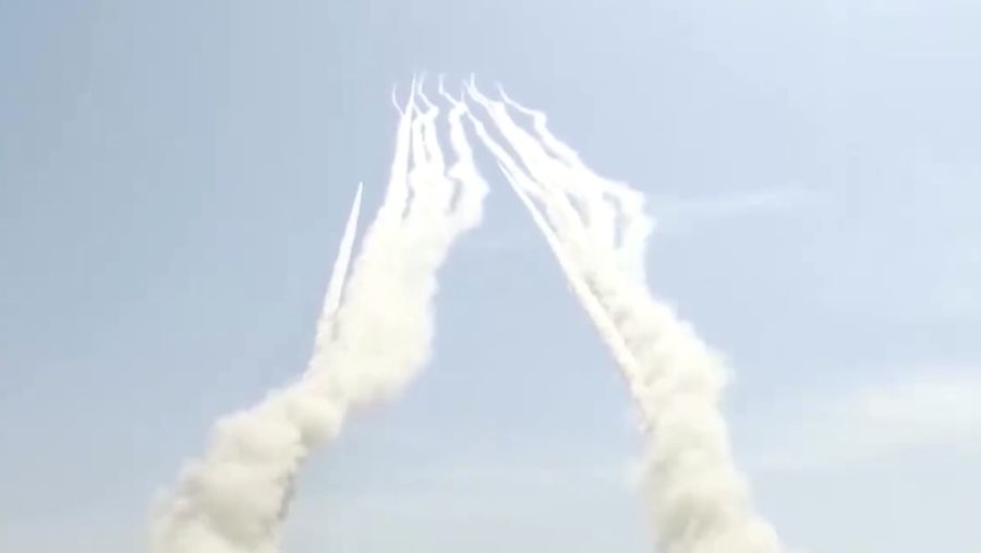 Peralatan militer pasukan darat ikut serta dalam latihan tembak langsung jarak jauh yang menargetkan perairan di selatan Taiwan, dari lokasi yang tidak diungkapkan dalam cuplikan video yang dirilis oleh Komando Teater Timur Tentara Pembebasan Rakyat Tiongkok (PLA) pada 30 Desember 2025. (Eastern Theatre Command/Handout via REUTERS)