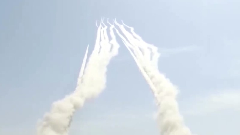 Peralatan militer pasukan darat ikut serta dalam latihan tembak langsung jarak jauh yang menargetkan perairan di selatan Taiwan, dari lokasi yang tidak diungkapkan dalam cuplikan video yang dirilis oleh Komando Teater Timur Tentara Pembebasan Rakyat Tiongkok (PLA) pada 30 Desember 2025. (Eastern Theatre Command/Handout via REUTERS)