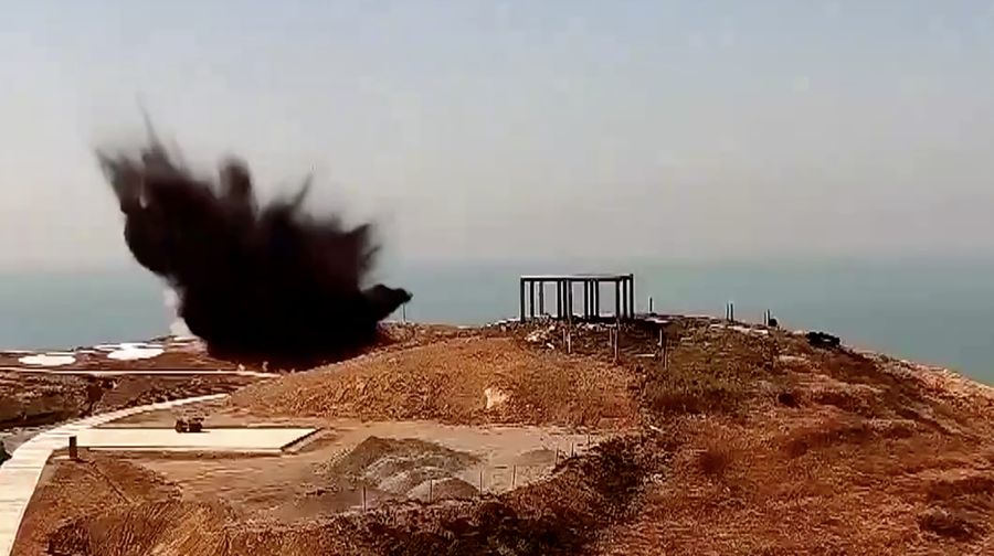 Peralatan militer pasukan darat ikut serta dalam latihan tembak langsung jarak jauh yang menargetkan perairan di selatan Taiwan, dari lokasi yang tidak diungkapkan dalam cuplikan video yang dirilis oleh Komando Teater Timur Tentara Pembebasan Rakyat Tiongkok (PLA) pada 30 Desember 2025. (Eastern Theatre Command/Handout via REUTERS)