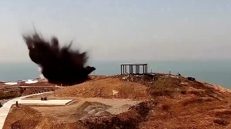 Peralatan militer pasukan darat ikut serta dalam latihan tembak langsung jarak jauh yang menargetkan perairan di selatan Taiwan, dari lokasi yang tidak diungkapkan dalam cuplikan video yang dirilis oleh Komando Teater Timur Tentara Pembebasan Rakyat Tiongkok (PLA) pada 30 Desember 2025. (Eastern Theatre Command/Handout via REUTERS)