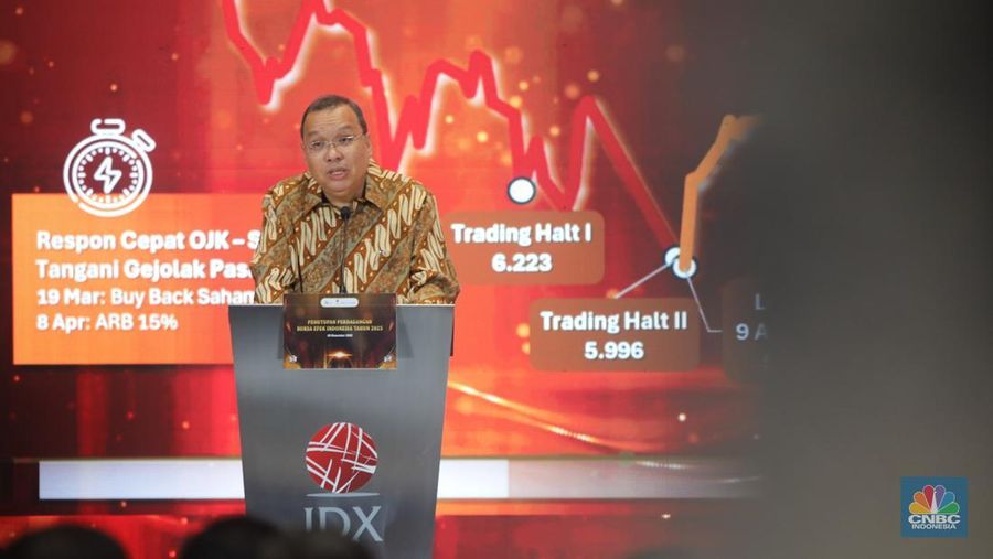 Layar menampilkan Indeks Harga Saham Gabungan (IHSG) saat Penutupan Perdagangan Bursa Efek Indonesia (BEI) Tahun 2025 di Gedung BEI, Jakarta, Selasa (30/12/2025). (CNBC Indonesia/Faisal Rahman)
