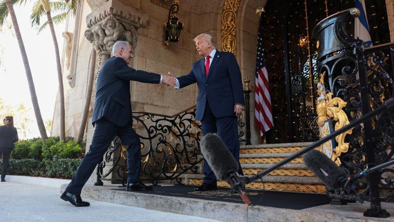 U.S. President Donald Trump greets Israeli Prime Minister Benjamin Netanyahu upon arrival for meetings at Trump's Mar-a-Lago club in Palm Beach, Florida, U.S., December 29, 2025. REUTERS/Jonathan Ernst