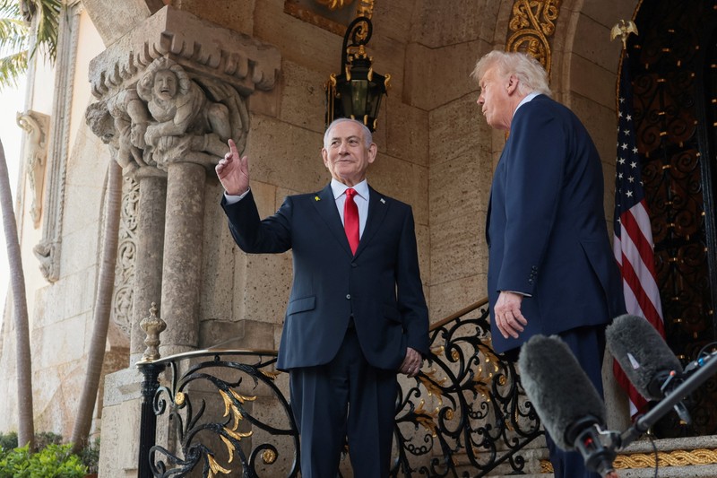 U.S. President Donald Trump greets Israeli Prime Minister Benjamin Netanyahu upon arrival for meetings at Trump's Mar-a-Lago club in Palm Beach, Florida, U.S., December 29, 2025. REUTERS/Jonathan Ernst