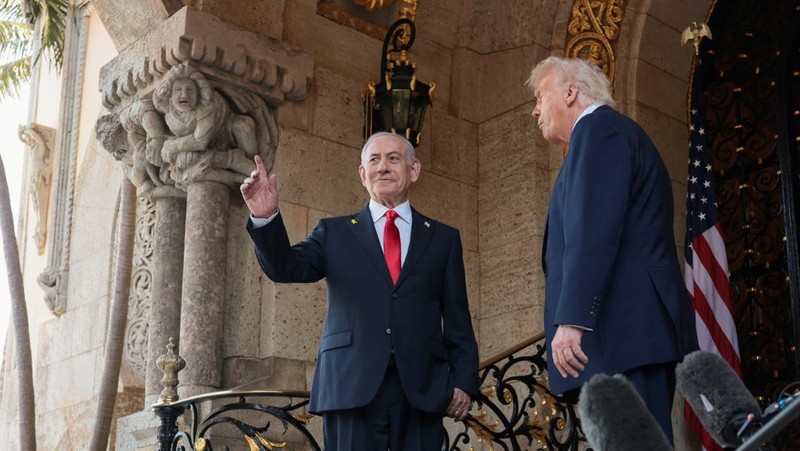 U.S. President Donald Trump greets Israeli Prime Minister Benjamin Netanyahu upon arrival for meetings at Trump's Mar-a-Lago club in Palm Beach, Florida, U.S., December 29, 2025. REUTERS/Jonathan Ernst