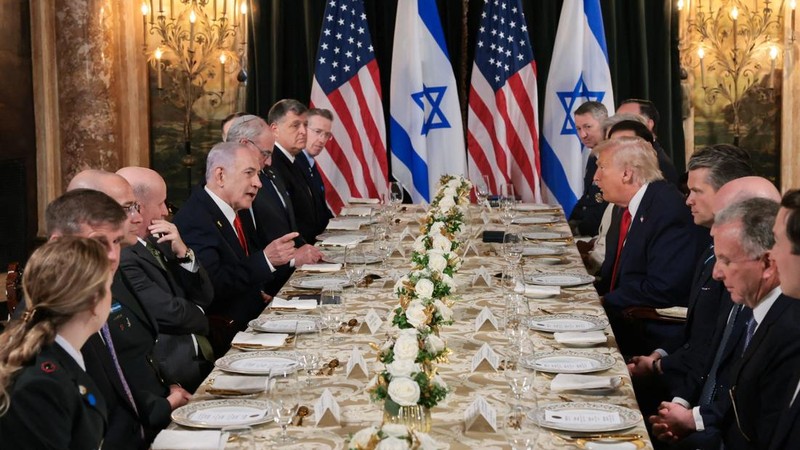 U.S. President Donald Trump greets Israeli Prime Minister Benjamin Netanyahu upon arrival for meetings at Trump's Mar-a-Lago club in Palm Beach, Florida, U.S., December 29, 2025. REUTERS/Jonathan Ernst
