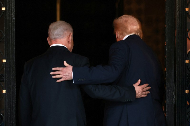 U.S. President Donald Trump greets Israeli Prime Minister Benjamin Netanyahu upon arrival for meetings at Trump's Mar-a-Lago club in Palm Beach, Florida, U.S., December 29, 2025. REUTERS/Jonathan Ernst