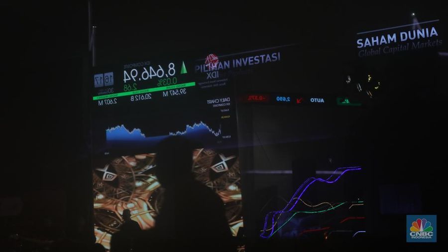 Layar menampilkan Indeks Harga Saham Gabungan (IHSG) saat Penutupan Perdagangan Bursa Efek Indonesia (BEI) Tahun 2025 di Gedung BEI, Jakarta, Selasa (30/12/2025). (CNBC Indonesia/Faisal Rahman)