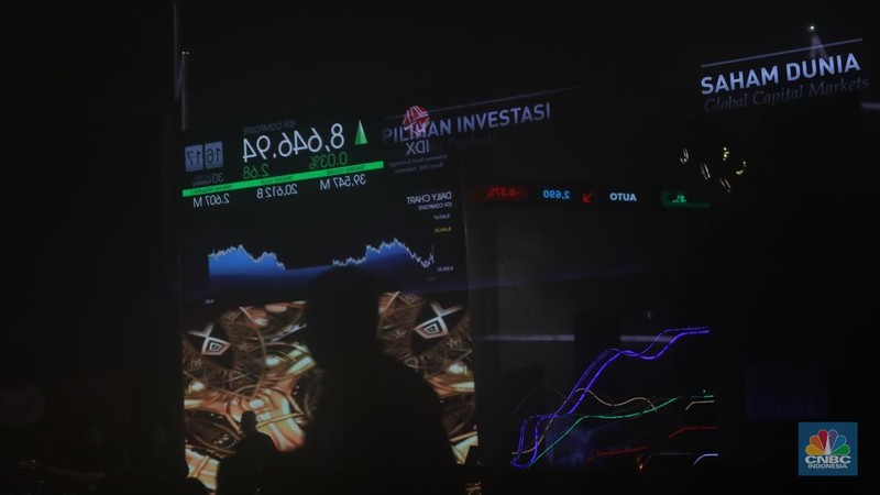 Layar menampilkan Indeks Harga Saham Gabungan (IHSG) saat Penutupan Perdagangan Bursa Efek Indonesia (BEI) Tahun 2025 di Gedung BEI, Jakarta, Selasa (30/12/2025). (CNBC Indonesia/Faisal Rahman)