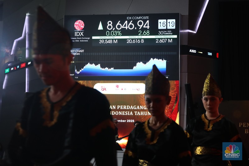 Layar menampilkan Indeks Harga Saham Gabungan (IHSG) saat Penutupan Perdagangan Bursa Efek Indonesia (BEI) Tahun 2025 di Gedung BEI, Jakarta, Selasa (30/12/2025). (CNBC Indonesia/Faisal Rahman)