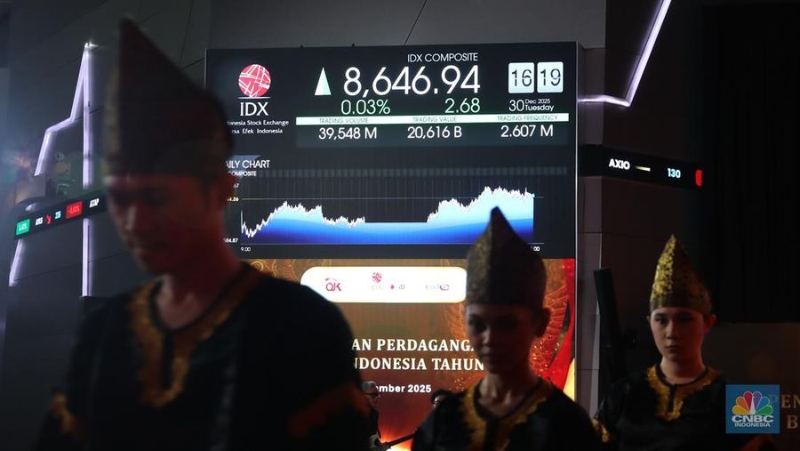 Layar menampilkan Indeks Harga Saham Gabungan (IHSG) saat Penutupan Perdagangan Bursa Efek Indonesia (BEI) Tahun 2025 di Gedung BEI, Jakarta, Selasa (30/12/2025). (CNBC Indonesia/Faisal Rahman)