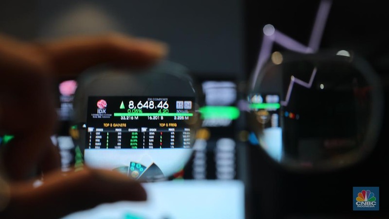 Layar menampilkan Indeks Harga Saham Gabungan (IHSG) saat Penutupan Perdagangan Bursa Efek Indonesia (BEI) Tahun 2025 di Gedung BEI, Jakarta, Selasa (30/12/2025). (CNBC Indonesia/Faisal Rahman)