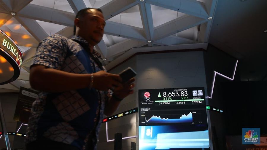 Layar menampilkan Indeks Harga Saham Gabungan (IHSG) saat Penutupan Perdagangan Bursa Efek Indonesia (BEI) Tahun 2025 di Gedung BEI, Jakarta, Selasa (30/12/2025). (CNBC Indonesia/Faisal Rahman)