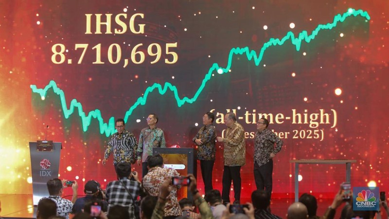 Layar menampilkan Indeks Harga Saham Gabungan (IHSG) saat Penutupan Perdagangan Bursa Efek Indonesia (BEI) Tahun 2025 di Gedung BEI, Jakarta, Selasa (30/12/2025). (CNBC Indonesia/Faisal Rahman)