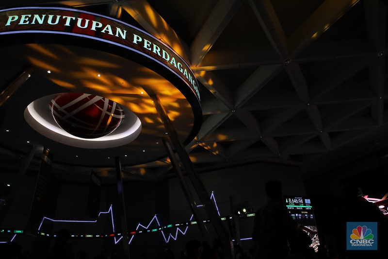 Layar menampilkan Indeks Harga Saham Gabungan (IHSG) saat Penutupan Perdagangan Bursa Efek Indonesia (BEI) Tahun 2025 di Gedung BEI, Jakarta, Selasa (30/12/2025). (CNBC Indonesia/Faisal Rahman)