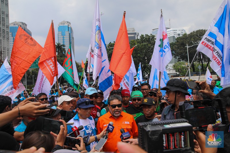 Massa buruh dari berbagai serikat pekerja melakukan unjuk rasa di kawasan Jalan Medan Merdeka Selatan, Jakarta, Selasa (30/12/2025). (CNBC Indonesia/Faisal Rahman)