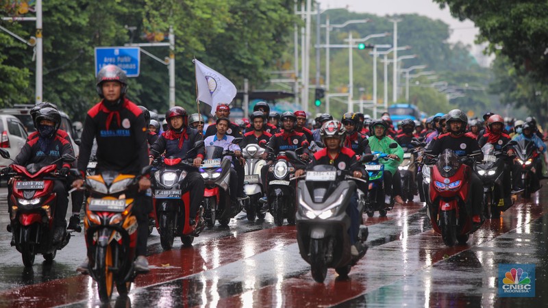 Massa buruh dari berbagai serikat pekerja melakukan unjuk rasa di kawasan Jalan Medan Merdeka Selatan, Jakarta, Selasa (30/12/2025). (CNBC Indonesia/Faisal Rahman)
