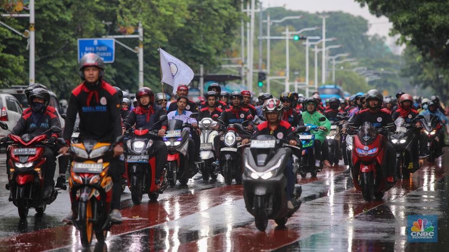 Massa buruh dari berbagai serikat pekerja melakukan unjuk rasa di kawasan Jalan Medan Merdeka Selatan, Jakarta, Selasa (30/12/2025). (CNBC Indonesia/Faisal Rahman)