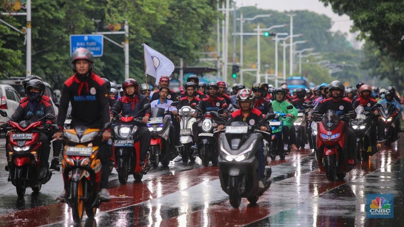 Massa buruh dari berbagai serikat pekerja melakukan unjuk rasa di kawasan Jalan Medan Merdeka Selatan, Jakarta, Selasa (30/12/2025). (CNBC Indonesia/Faisal Rahman)