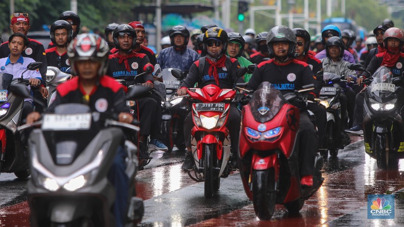 Massa buruh dari berbagai serikat pekerja melakukan unjuk rasa di kawasan Jalan Medan Merdeka Selatan, Jakarta, Selasa (30/12/2025). (CNBC Indonesia/Faisal Rahman)