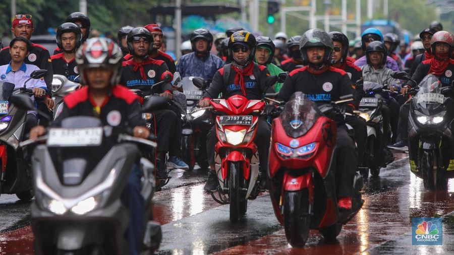 Massa buruh dari berbagai serikat pekerja melakukan unjuk rasa di kawasan Jalan Medan Merdeka Selatan, Jakarta, Selasa (30/12/2025). (CNBC Indonesia/Faisal Rahman)