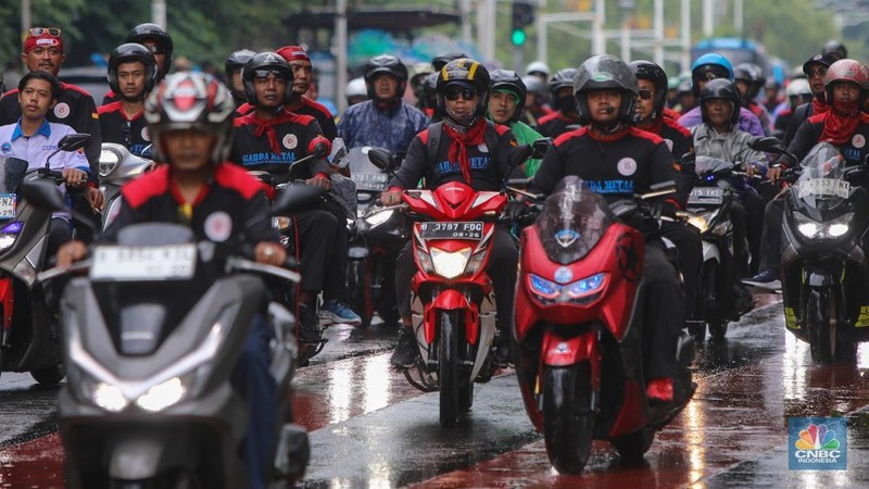 Massa buruh dari berbagai serikat pekerja melakukan unjuk rasa di kawasan Jalan Medan Merdeka Selatan, Jakarta, Selasa (30/12/2025). (CNBC Indonesia/Faisal Rahman)