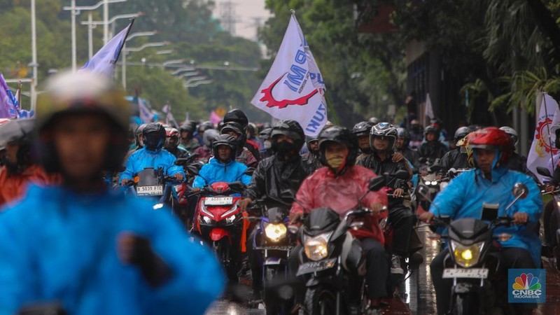 Massa buruh dari berbagai serikat pekerja melakukan unjuk rasa di kawasan Jalan Medan Merdeka Selatan, Jakarta, Selasa (30/12/2025). (CNBC Indonesia/Faisal Rahman)