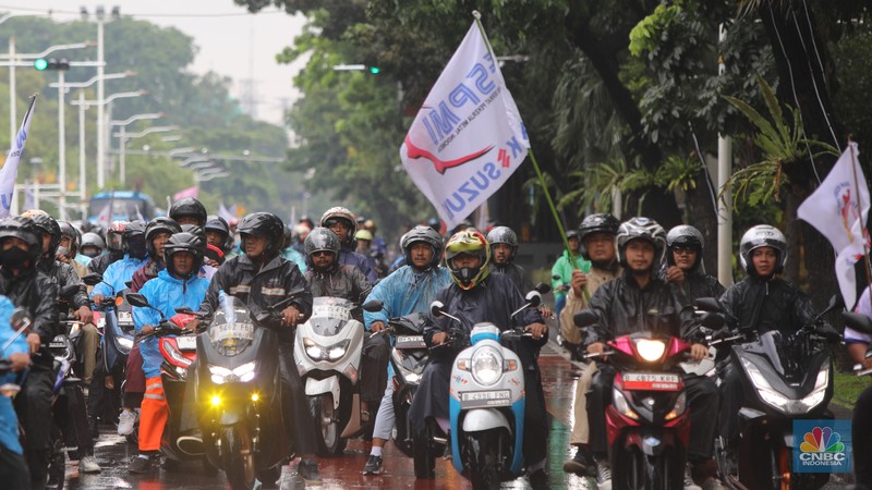 Massa buruh dari berbagai serikat pekerja melakukan unjuk rasa di kawasan Jalan Medan Merdeka Selatan, Jakarta, Selasa (30/12/2025). (CNBC Indonesia/Faisal Rahman)