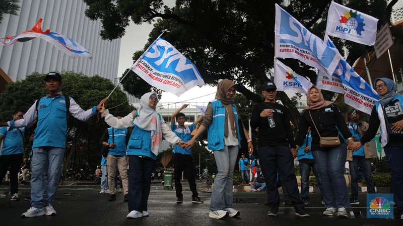 Massa buruh dari berbagai serikat pekerja melakukan unjuk rasa di kawasan Jalan Medan Merdeka Selatan, Jakarta, Selasa (30/12/2025). (CNBC Indonesia/Faisal Rahman)