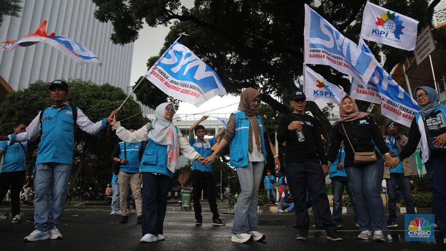 Massa buruh dari berbagai serikat pekerja melakukan unjuk rasa di kawasan Jalan Medan Merdeka Selatan, Jakarta, Selasa (30/12/2025). (CNBC Indonesia/Faisal Rahman)