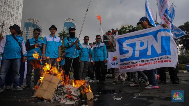 Penampakan Ribuan Buruh Demo Bawa Motor, Kuasai Jalanan Dekat Monas