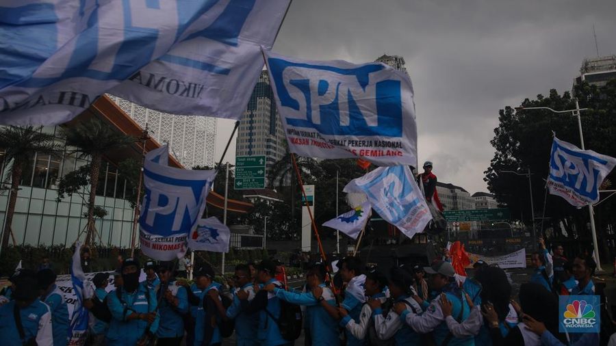Massa buruh dari berbagai serikat pekerja melakukan unjuk rasa di kawasan Jalan Medan Merdeka Selatan, Jakarta, Selasa (30/12/2025). (CNBC Indonesia/Faisal Rahman)