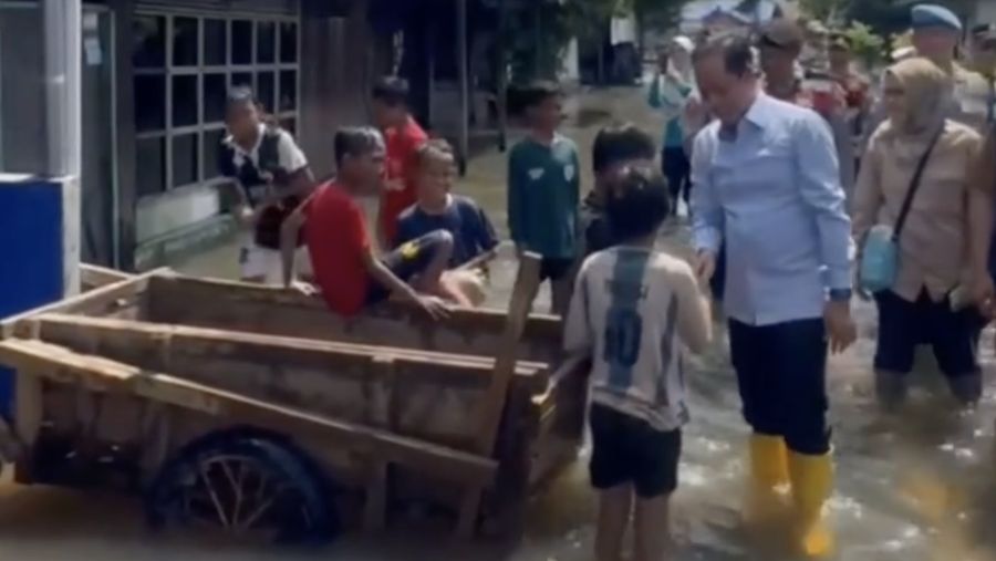 Menteri Lingkungan Hidup/Kepala Badan Pengendalian Lingkungan Hidup RI, Hanif Faisol Nurofiq saat meninjau kondisi banjir dikawasan Desa Bincau Martapura Kabupaten Banjar Kalimantan Selatan. (Tangkapan Layar Instagram/haniffaisolnurofiq)