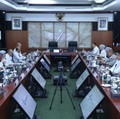 Menteri Pendayagunaan Aparatur Negara dan Reformasi Birokrasi (PANRB) Rini Widyantini rapat bersama Menteri Keuangan Purbaya Yudhi Sadewa, di Jakarta, Senin (29/12/2025). (MenparRB)
