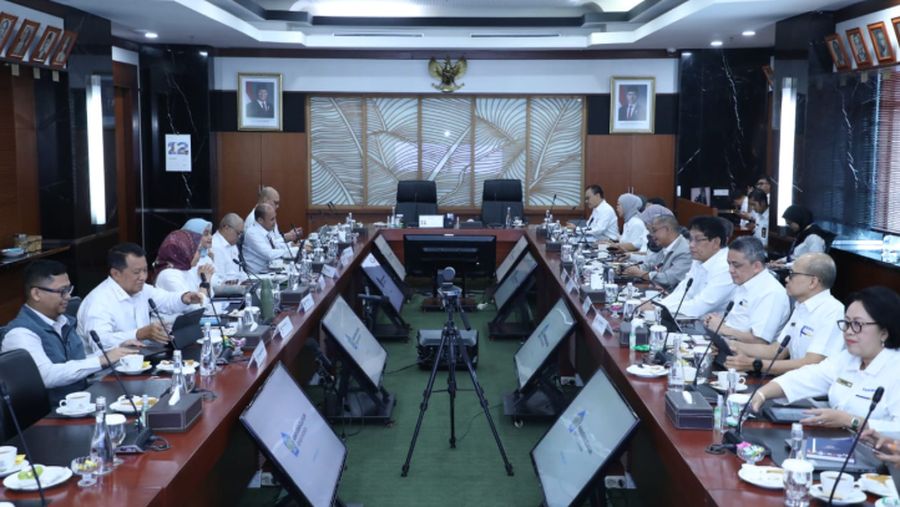 Menteri Pendayagunaan Aparatur Negara dan Reformasi Birokrasi (PANRB) Rini Widyantini rapat bersama Menteri Keuangan Purbaya Yudhi Sadewa, di Jakarta, Senin (29/12/2025). (MenparRB)