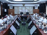 Menteri Pendayagunaan Aparatur Negara dan Reformasi Birokrasi (PANRB) Rini Widyantini rapat bersama Menteri Keuangan Purbaya Yudhi Sadewa, di Jakarta, Senin (29/12/2025). (MenparRB)
