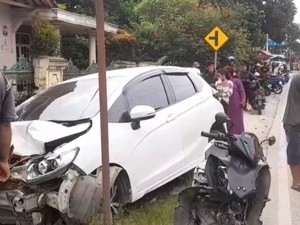 Pelajar SMA di Lebak Bawa Mobil Tabrak 3 Pemotor hingga Luka-luka