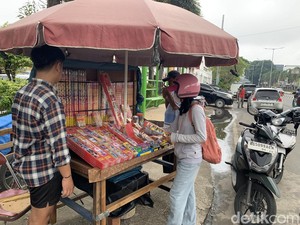 Pedagang Petasan-Terompet di Palembang Mulai Ramai Jelang Pergantian Tahun
