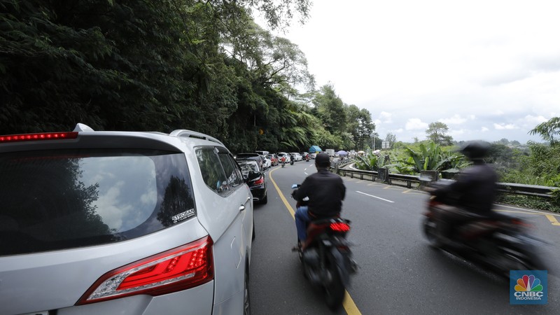 Pengendara terjebak kemacetan di Jalan Raya Puncak, Bogor, Jawa Barat, Selasa (30/12/2025). (CNBC Indonesia/Tri Susilo)