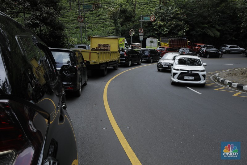 Pengendara terjebak kemacetan di Jalan Raya Puncak, Bogor, Jawa Barat, Selasa (30/12/2025). (CNBC Indonesia/Tri Susilo)