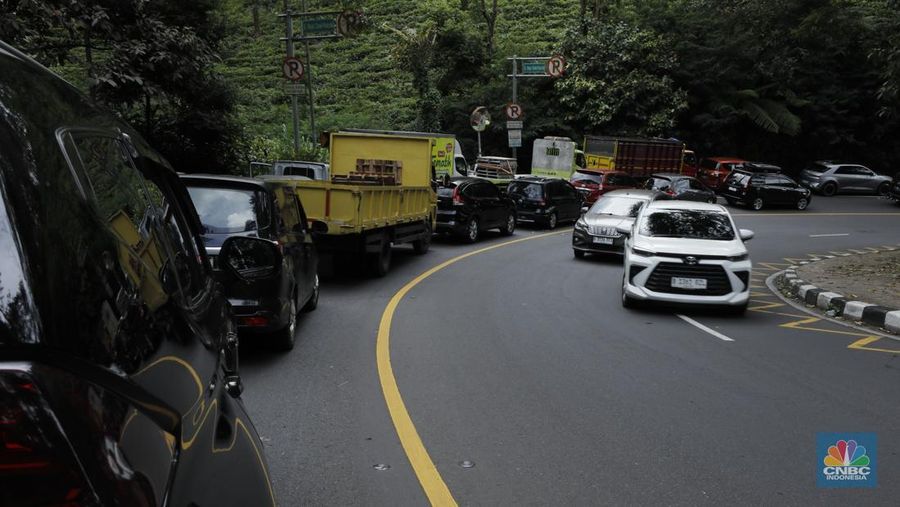 Pengendara terjebak kemacetan di Jalan Raya Puncak, Bogor, Jawa Barat, Selasa (30/12/2025). (CNBC Indonesia/Tri Susilo)
