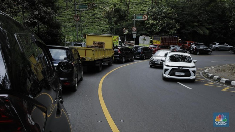 Pengendara terjebak kemacetan di Jalan Raya Puncak, Bogor, Jawa Barat, Selasa (30/12/2025). (CNBC Indonesia/Tri Susilo)